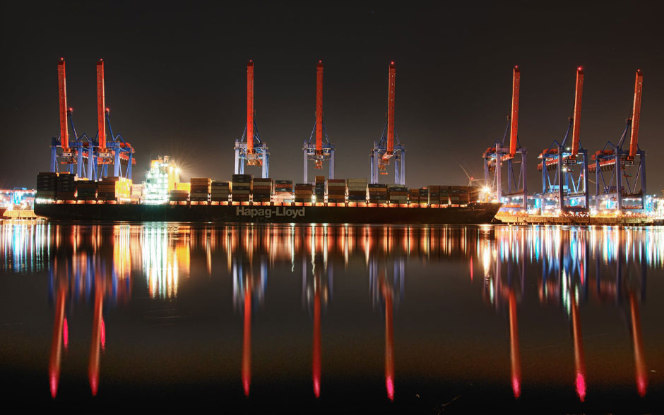 Photo og port at night