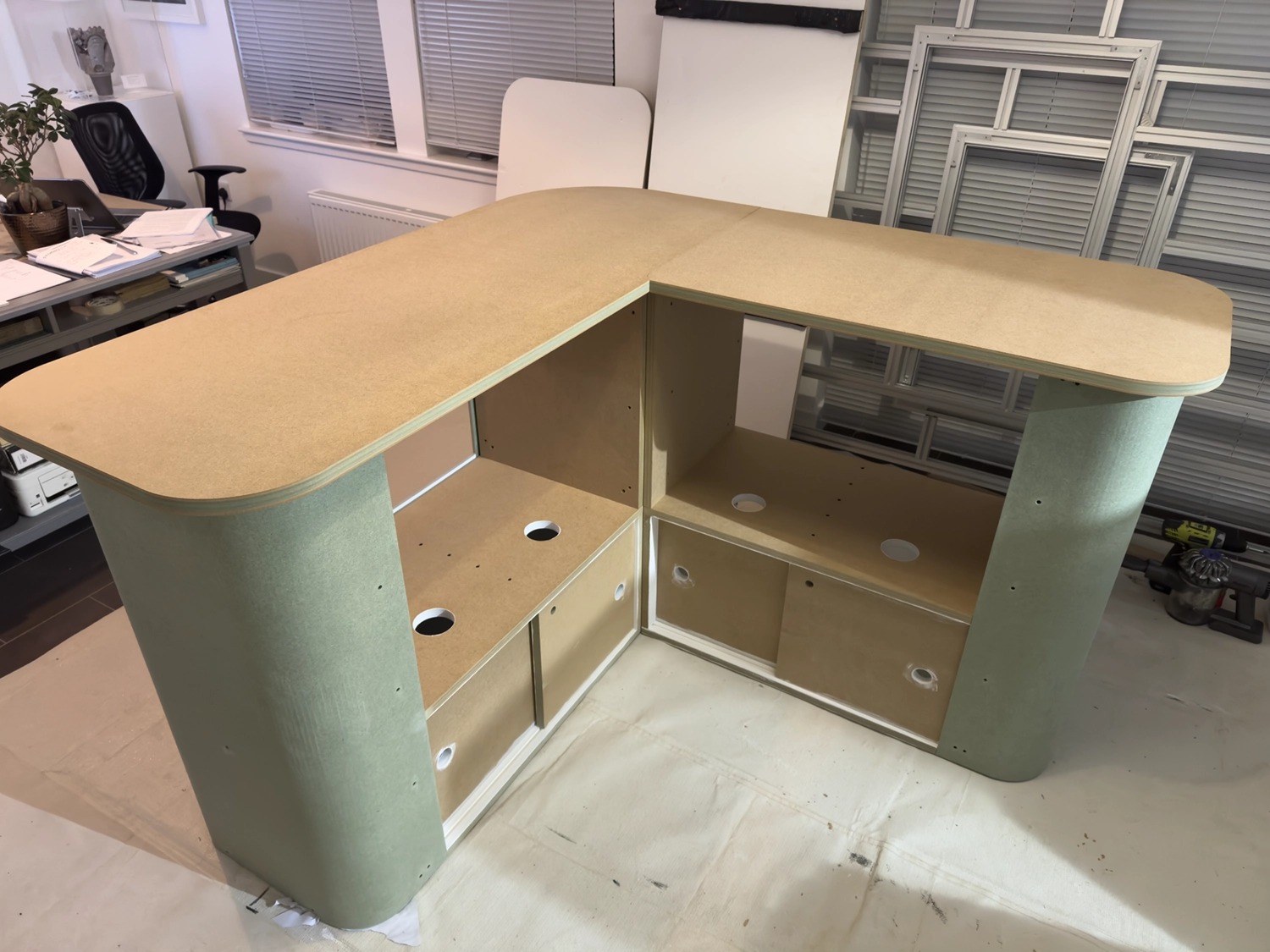 Corner display build-up